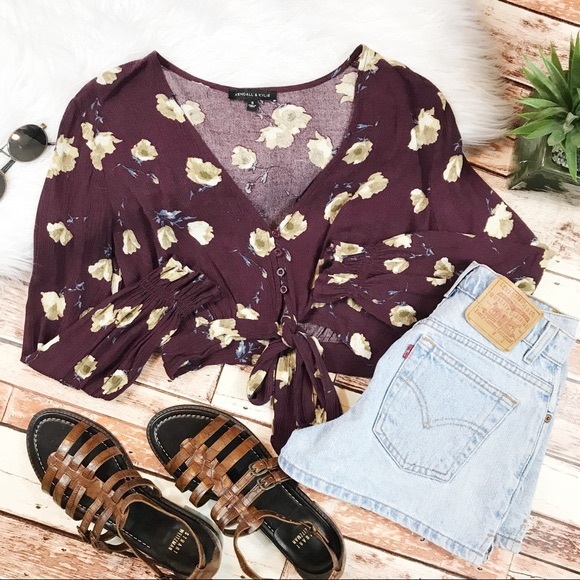 ❌SOLD❌ NWOT floral crop top with tie - Picture 2 of 3